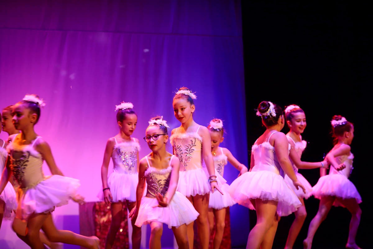 Fotos: Gimnasia solidaria a ritmo navideño en Motril