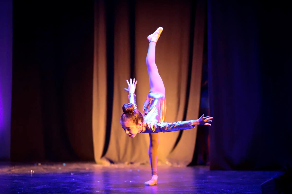 Fotos: Gimnasia solidaria a ritmo navideño en Motril