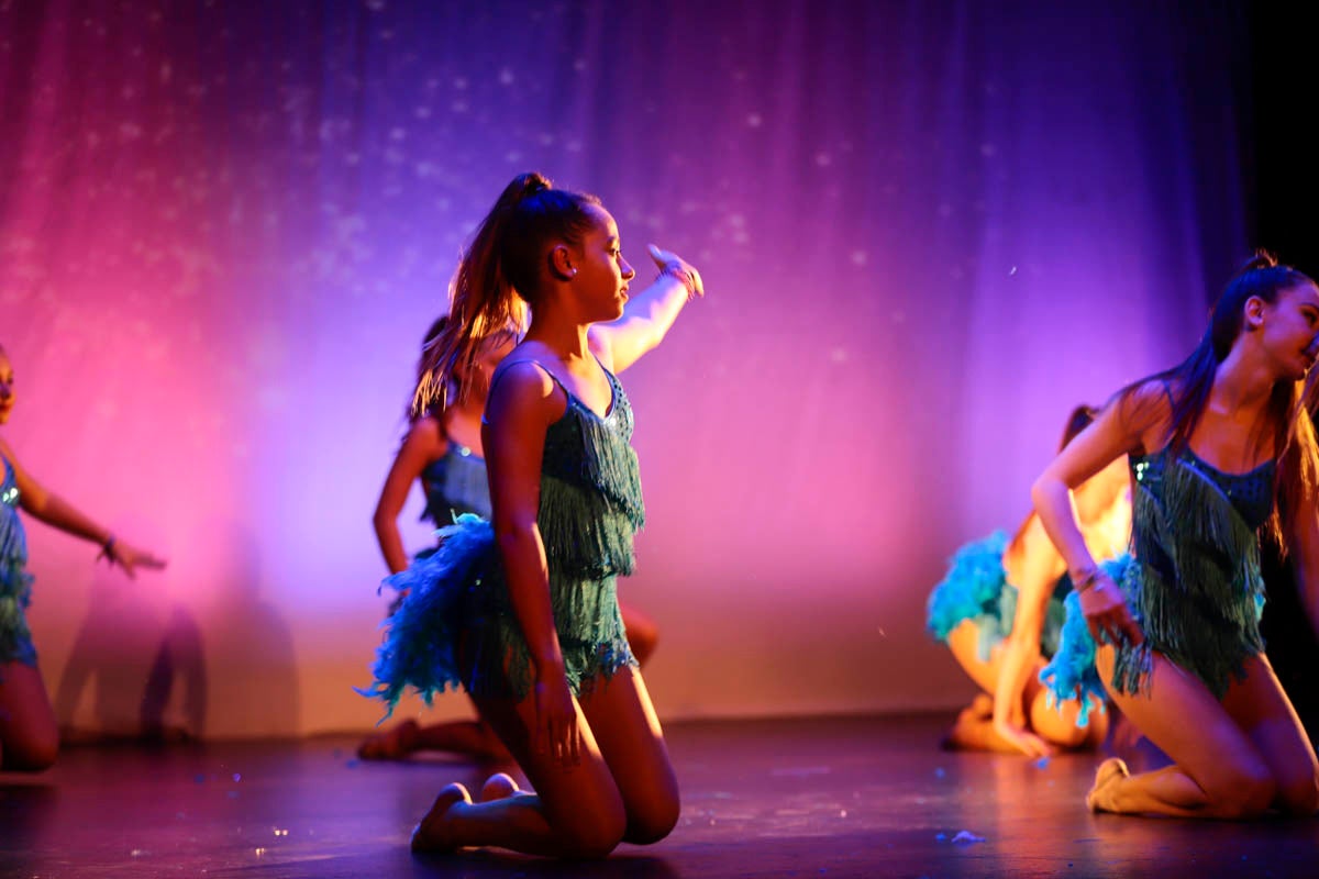 Fotos: Gimnasia solidaria a ritmo navideño en Motril