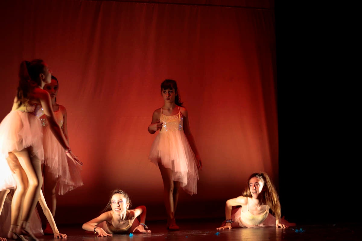 Fotos: Gimnasia solidaria a ritmo navideño en Motril