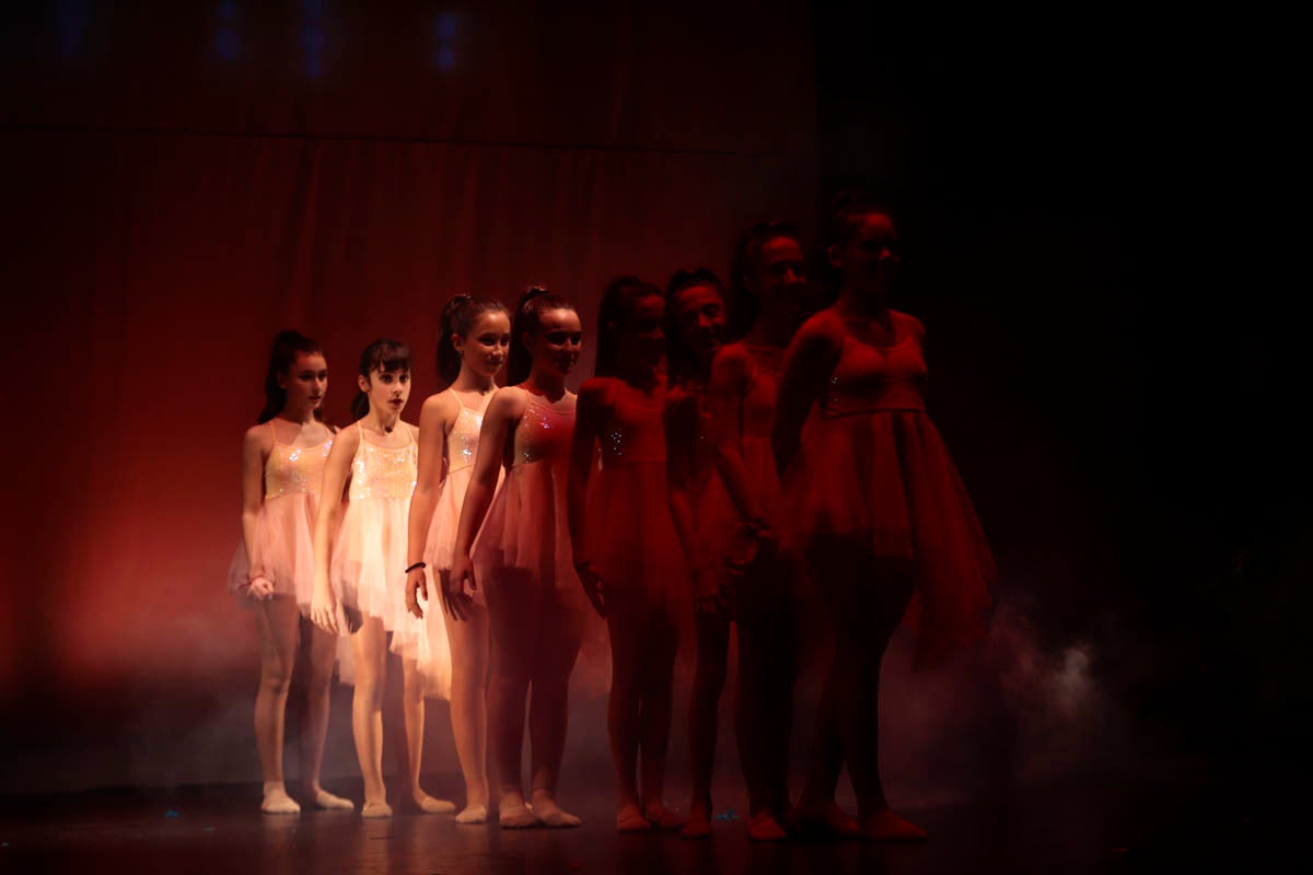 Fotos: Gimnasia solidaria a ritmo navideño en Motril