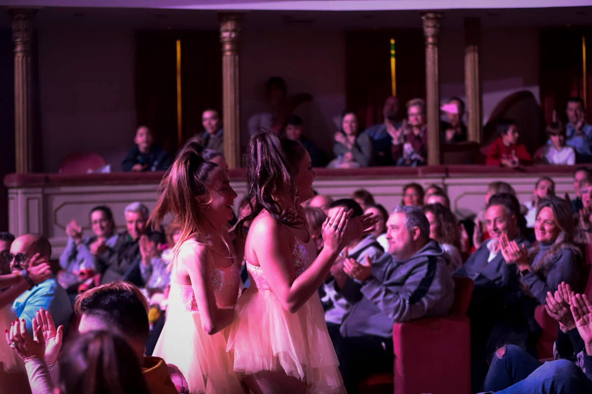 Fotos: Gimnasia solidaria a ritmo navideño en Motril