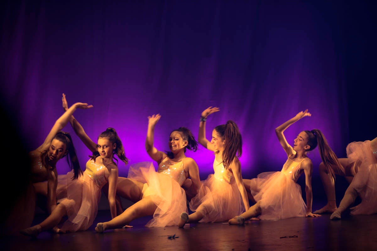 Fotos: Gimnasia solidaria a ritmo navideño en Motril