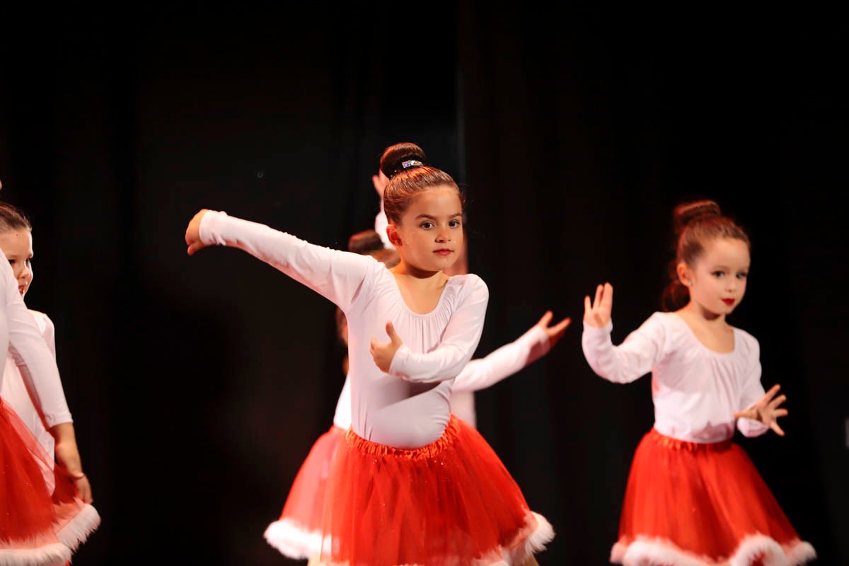 Fotos: Gimnasia solidaria a ritmo navideño en Motril