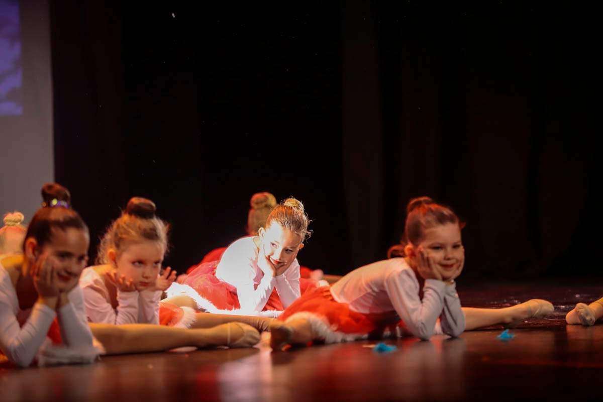 Fotos: Gimnasia solidaria a ritmo navideño en Motril