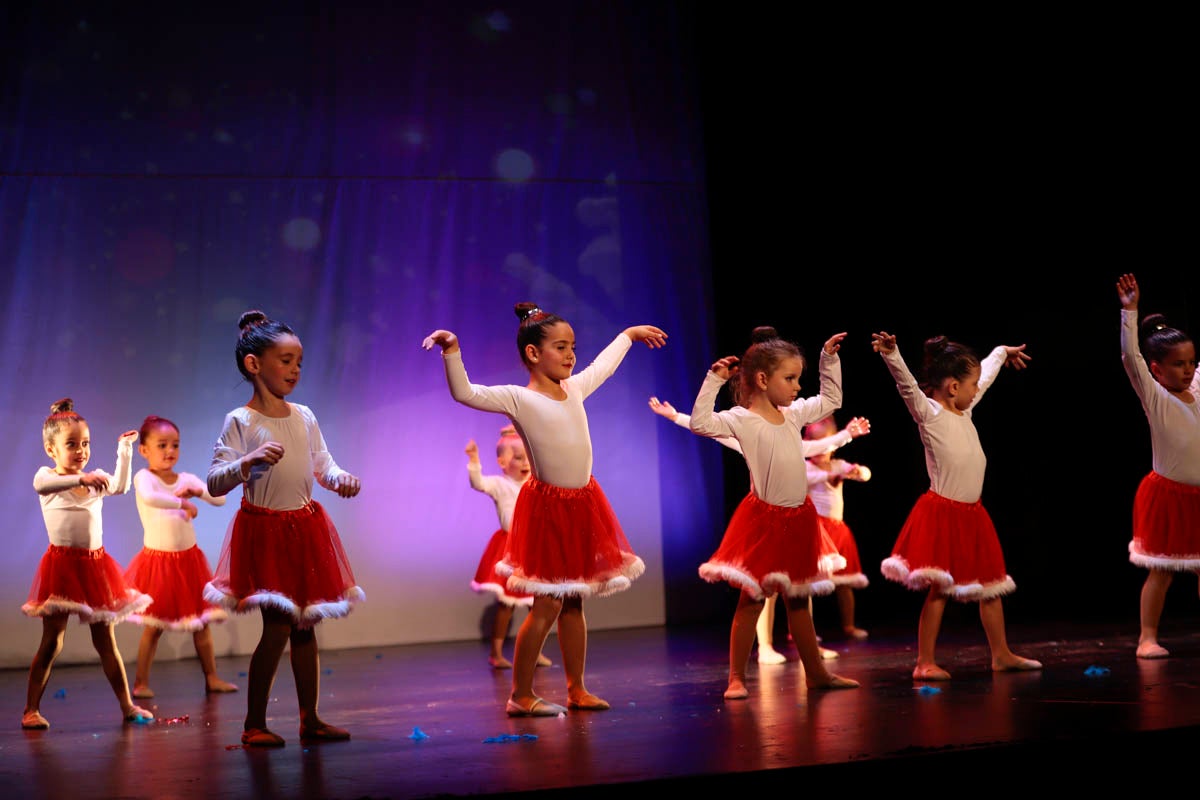 Fotos: Gimnasia solidaria a ritmo navideño en Motril