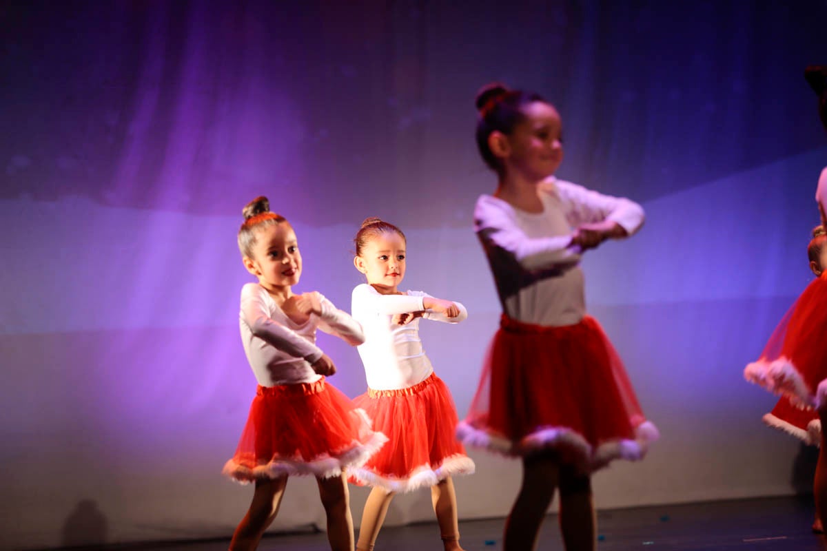 Fotos: Gimnasia solidaria a ritmo navideño en Motril