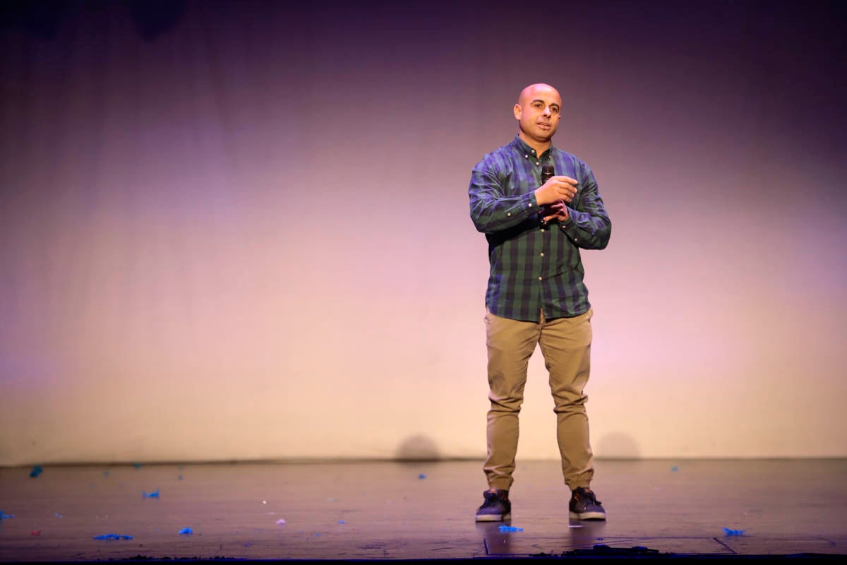 Fotos: Gimnasia solidaria a ritmo navideño en Motril