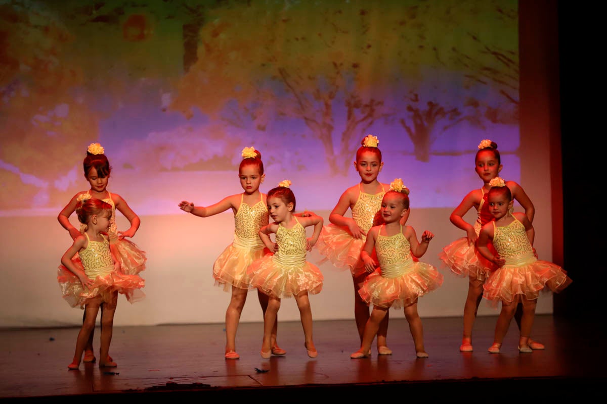 Fotos: Gimnasia solidaria a ritmo navideño en Motril