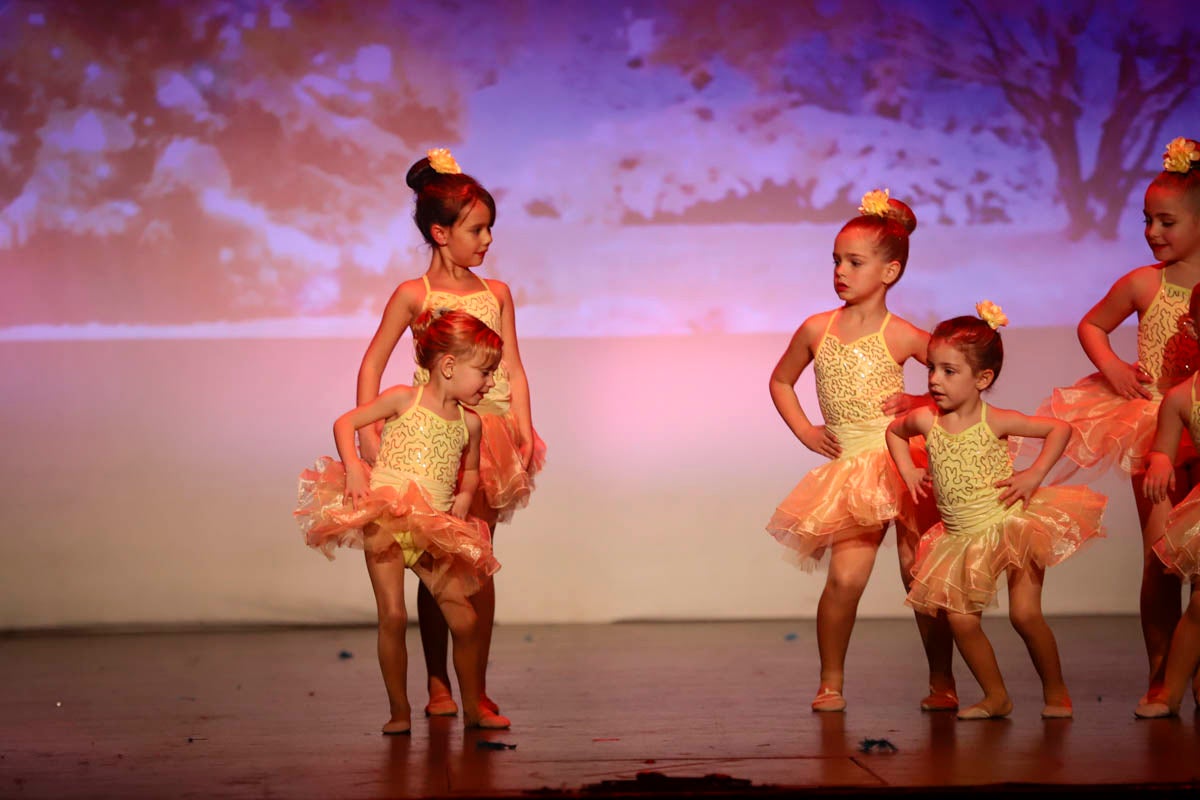 Fotos: Gimnasia solidaria a ritmo navideño en Motril