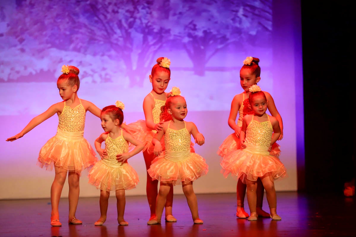 Fotos: Gimnasia solidaria a ritmo navideño en Motril