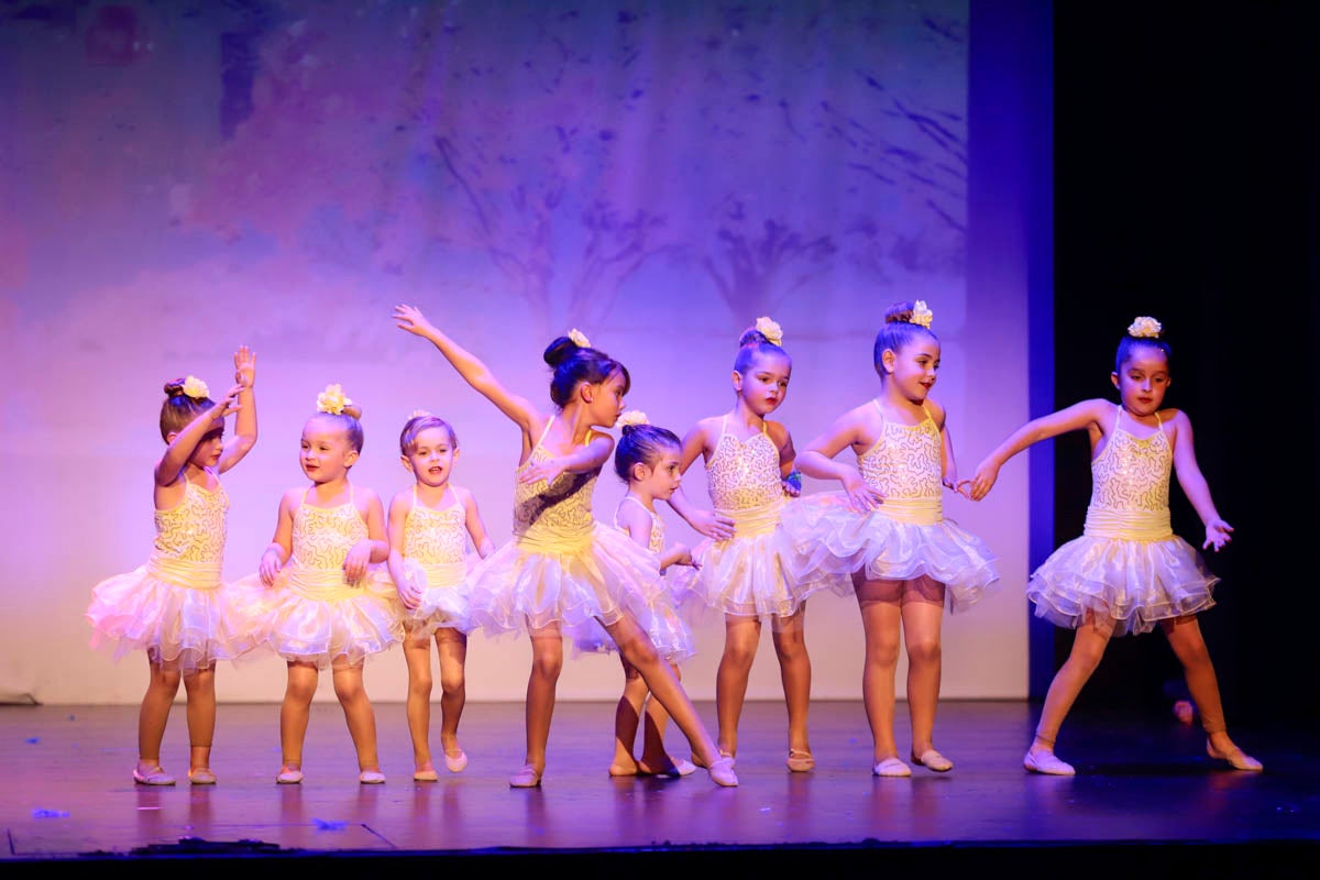 Fotos: Gimnasia solidaria a ritmo navideño en Motril