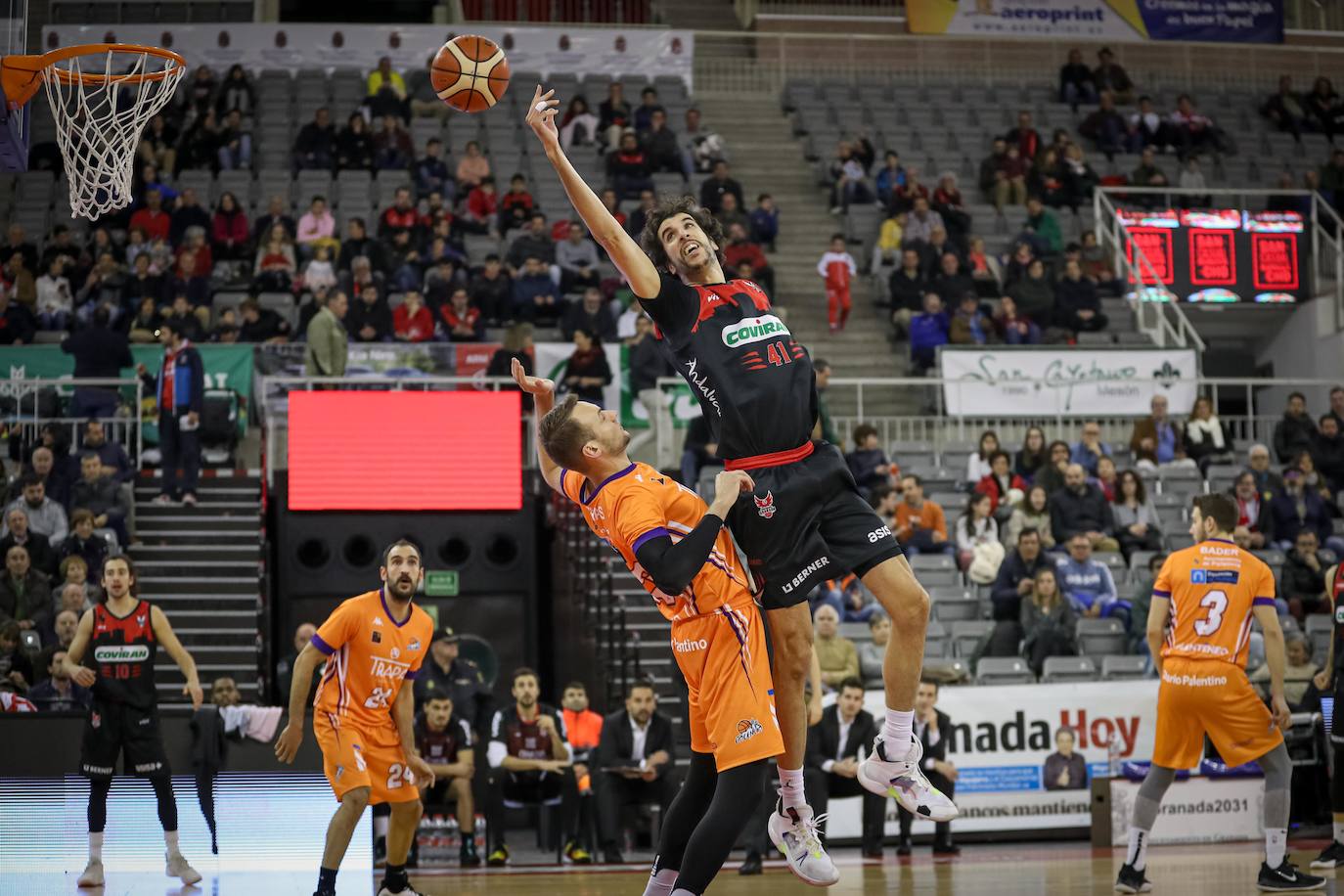 El alicantino Sergio Olmos brega por un balón ante Kacinas, del Palencia.