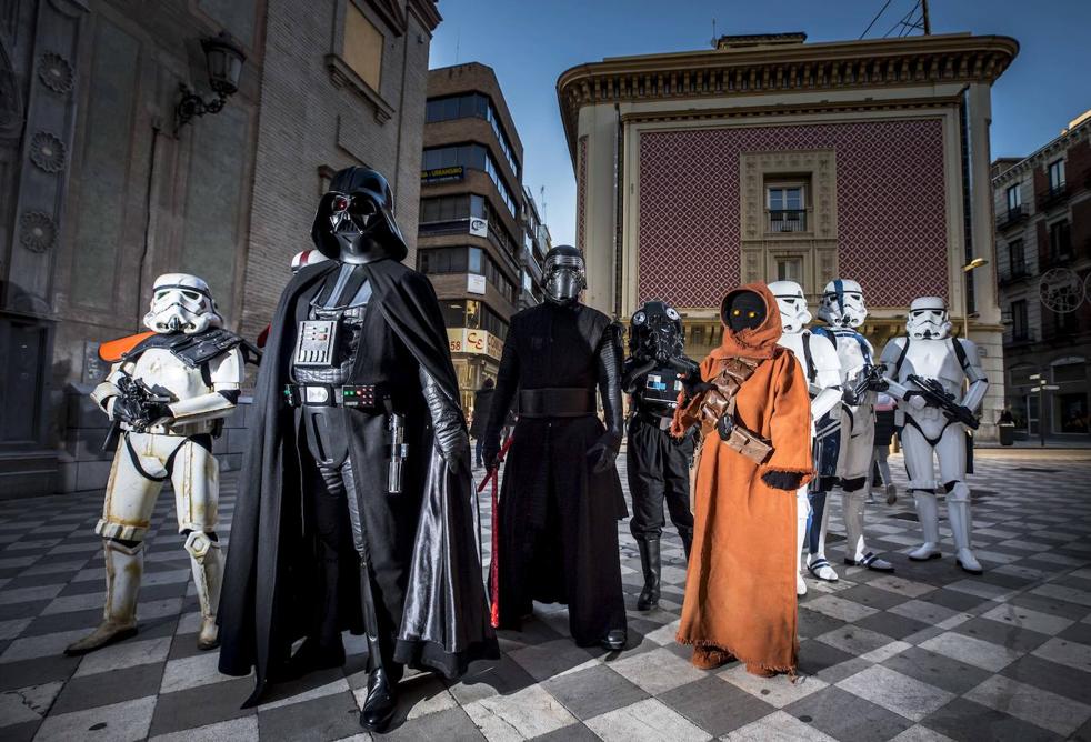 Darth Vader y Kylo Ren lideran a la Legión 501, frente al Aliatar, donde se estrenó 'La Guerra de las Galaxias'. En el vídeo, seis historias sorprendentes de Star Wars se cruzan en Granada.
