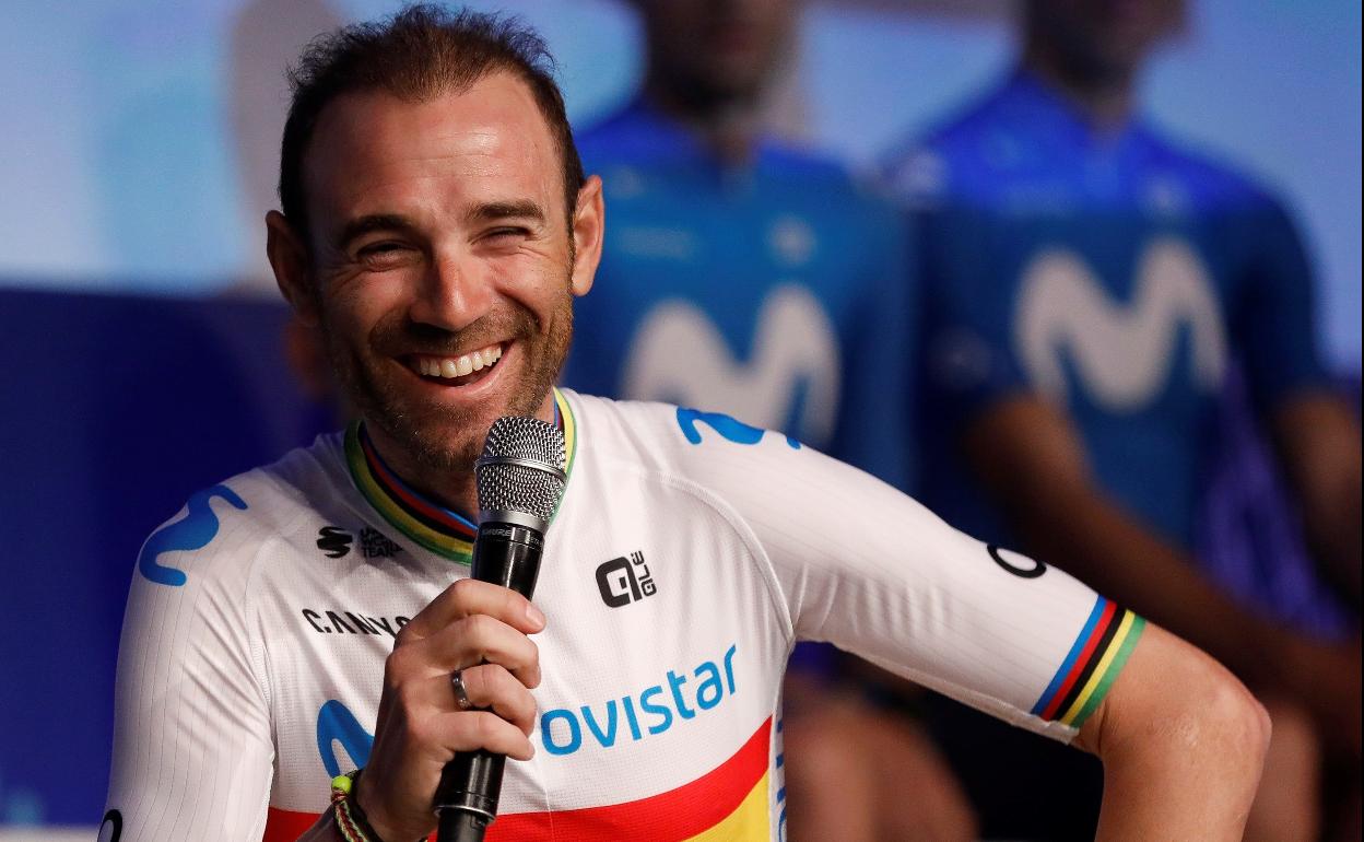 Alejandro Valverde sonríe durante la presentación del equipo masculino y femenino de Movistar