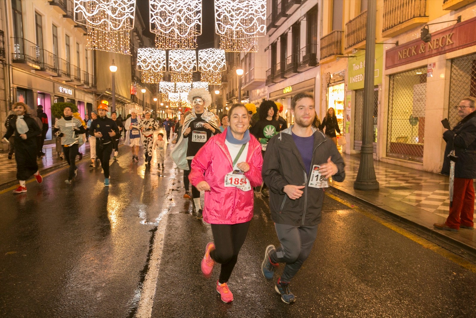 La 28° edición volvió a llenar de color las calles de la capital con sus tradicionales disfraces y sus casi dos mil corredores