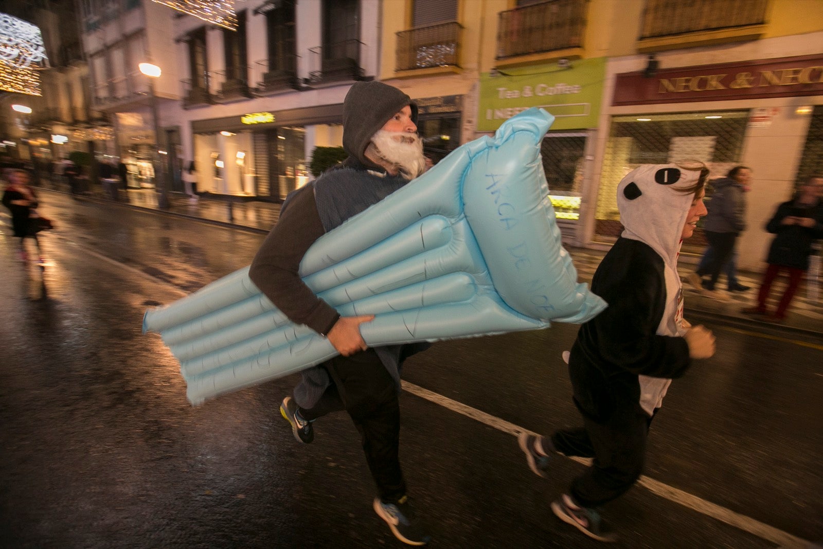 La 28° edición volvió a llenar de color las calles de la capital con sus tradicionales disfraces y sus casi dos mil corredores