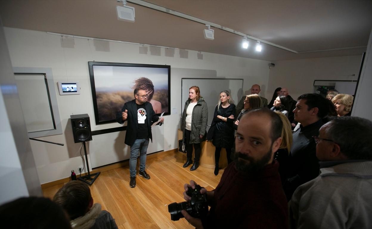 Jorge Pastor inaugura 'Retratados' con una fiesta para degustar con todos los sentidos