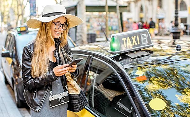 Cada vez es más común pedir y pagar un taxi desde el móvil. Solo es necesario bajarse una 'app' y registrar una tarjeta bancaria.
