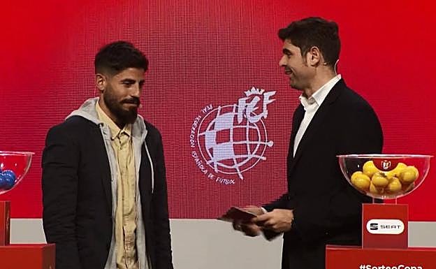 Juanma Espinosa junto al presentador del sorteo. 