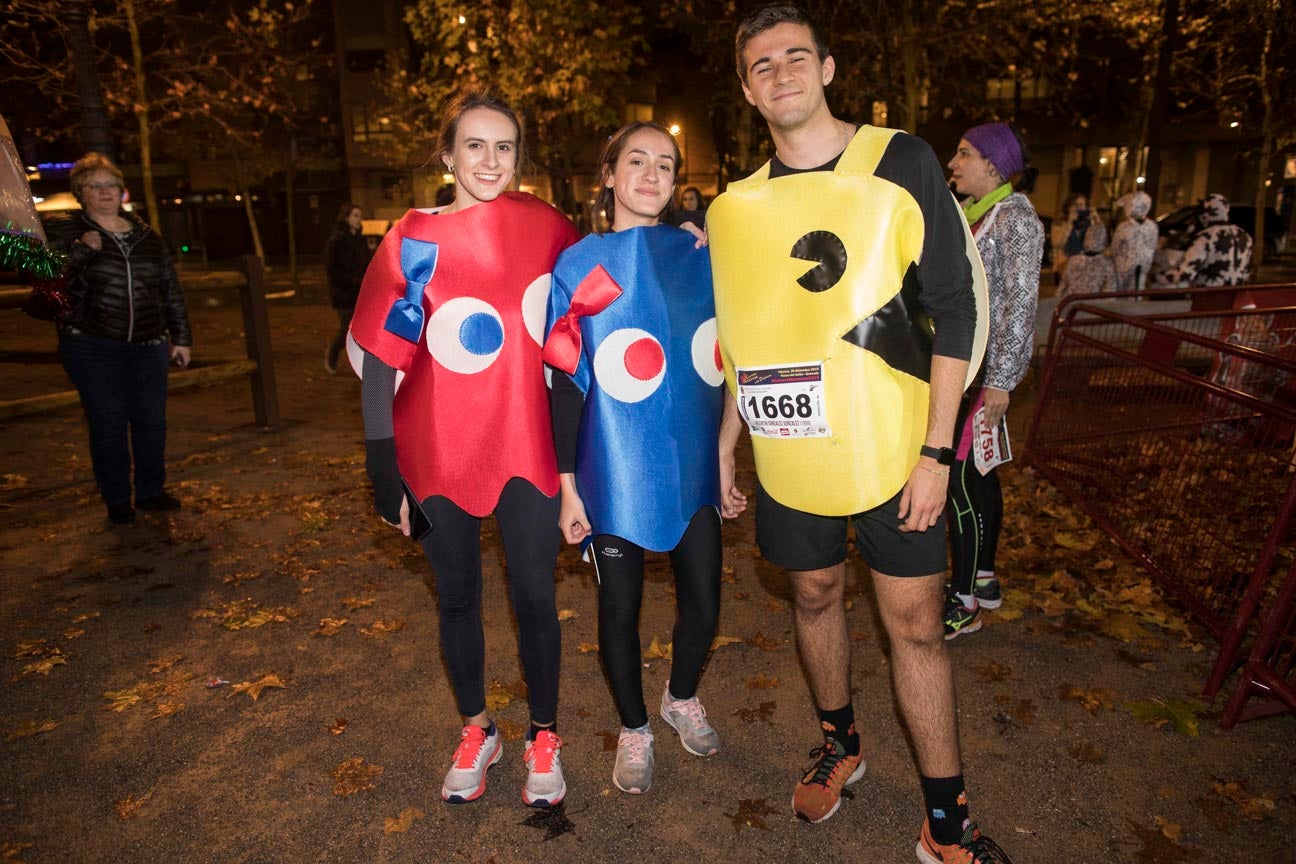 Mucho colorido para festejar el inicio de la Navidad, aunque algunos disfraces no sean muy cómodos para correr