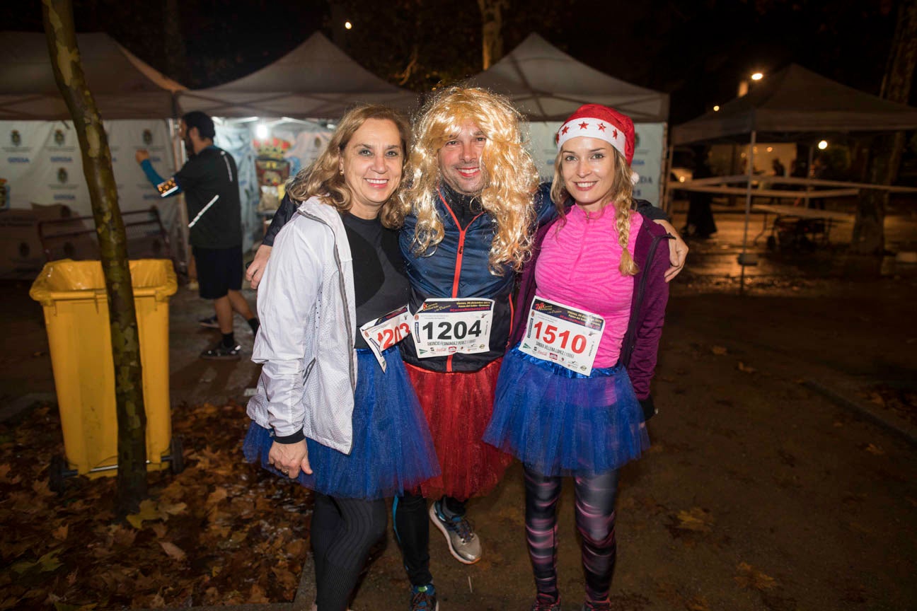 Mucho colorido para festejar el inicio de la Navidad, aunque algunos disfraces no sean muy cómodos para correr