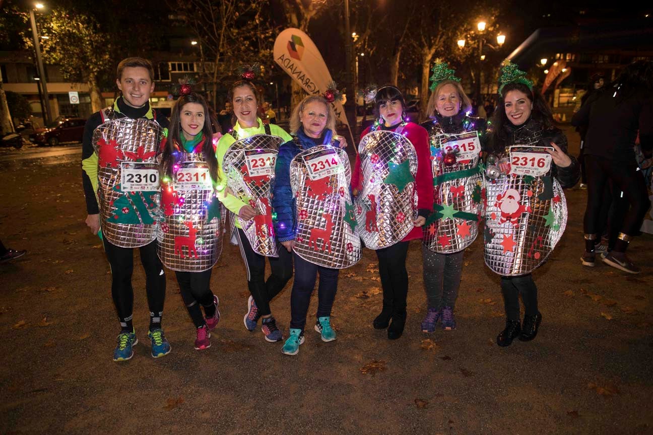 Mucho colorido para festejar el inicio de la Navidad, aunque algunos disfraces no sean muy cómodos para correr