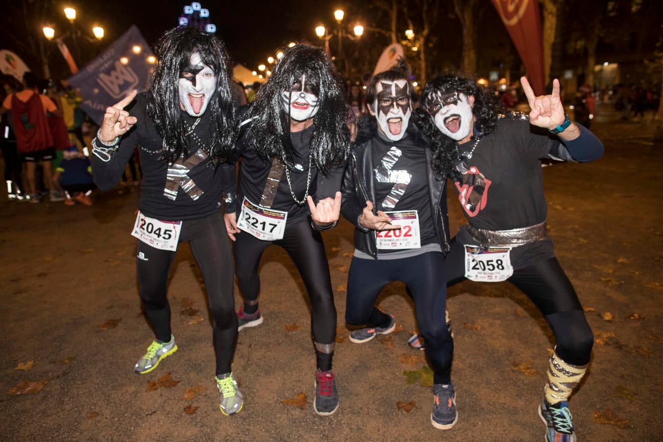 Mucho colorido para festejar el inicio de la Navidad, aunque algunos disfraces no sean muy cómodos para correr