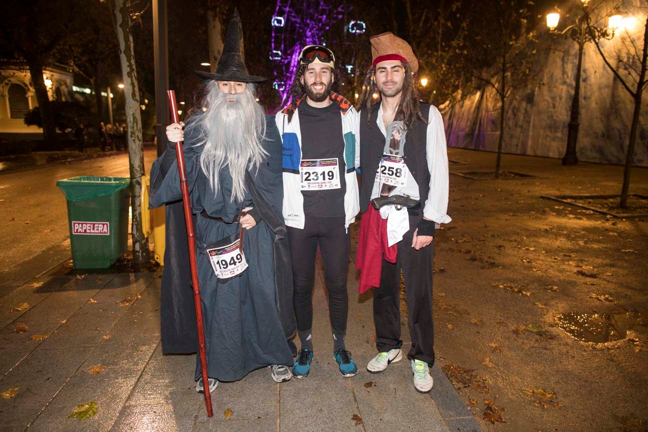 Mucho colorido para festejar el inicio de la Navidad, aunque algunos disfraces no sean muy cómodos para correr