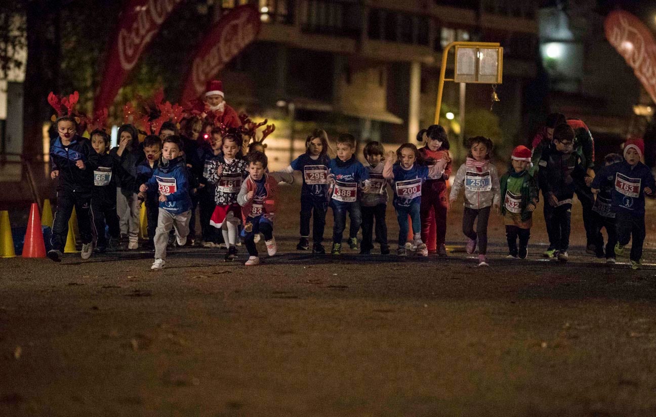 Ni el mal tiempo ni el frío han impedido que decenas de niños hayan partido en las carreras de las distintas categorías de esta tradicional carrera navideña