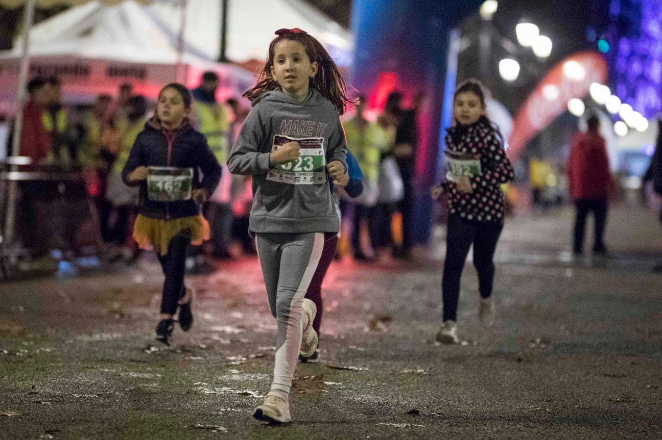 Ni el mal tiempo ni el frío han impedido que decenas de niños hayan partido en las carreras de las distintas categorías de esta tradicional carrera navideña