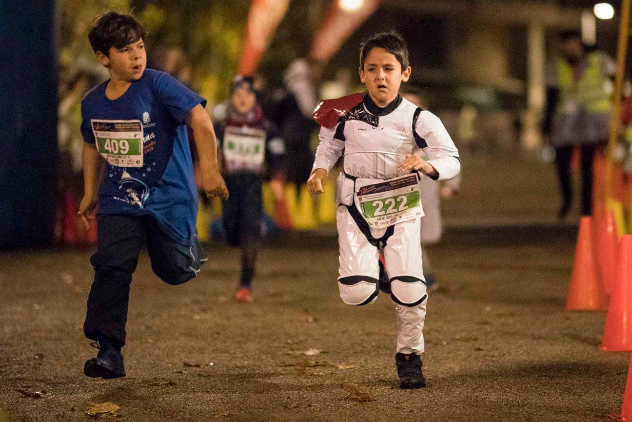 Ni el mal tiempo ni el frío han impedido que decenas de niños hayan partido en las carreras de las distintas categorías de esta tradicional carrera navideña