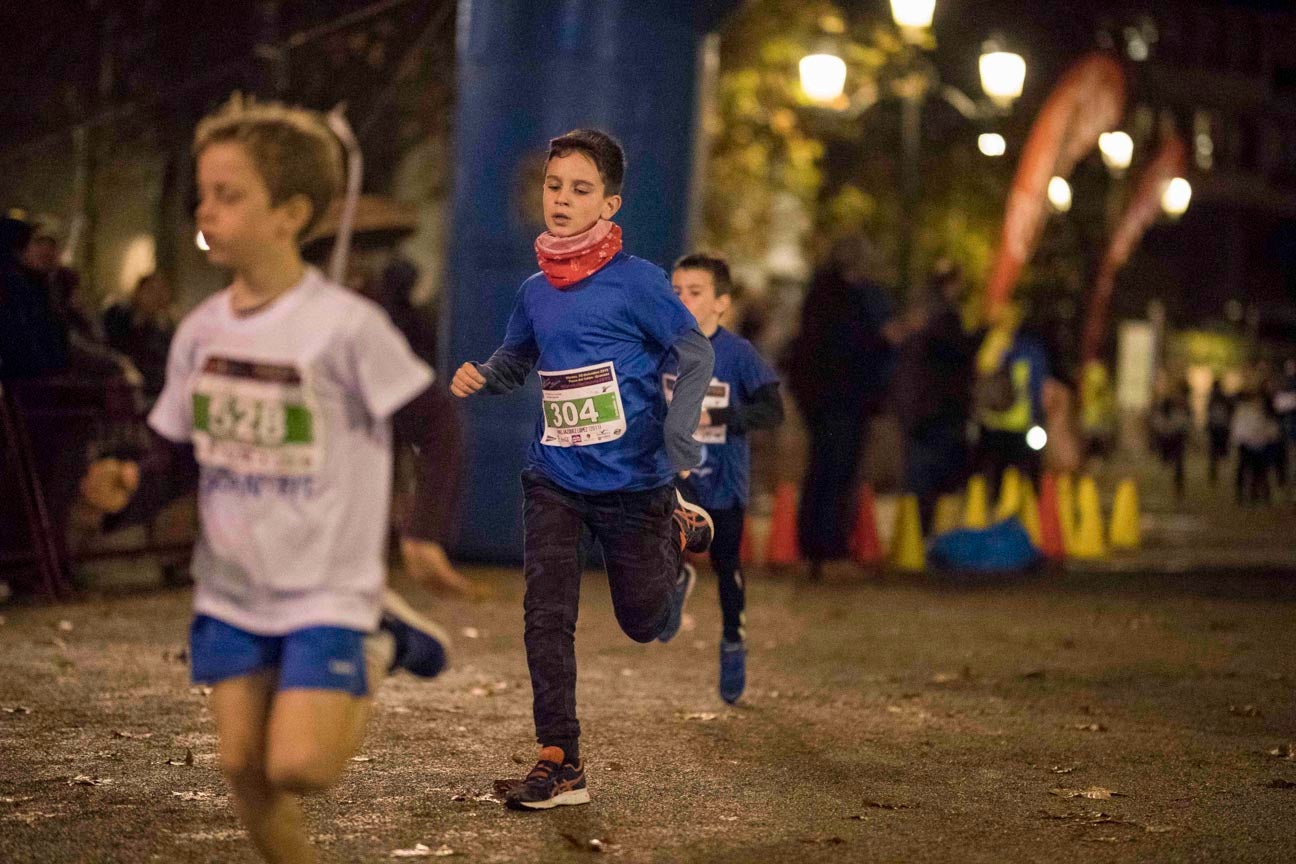 Ni el mal tiempo ni el frío han impedido que decenas de niños hayan partido en las carreras de las distintas categorías de esta tradicional carrera navideña