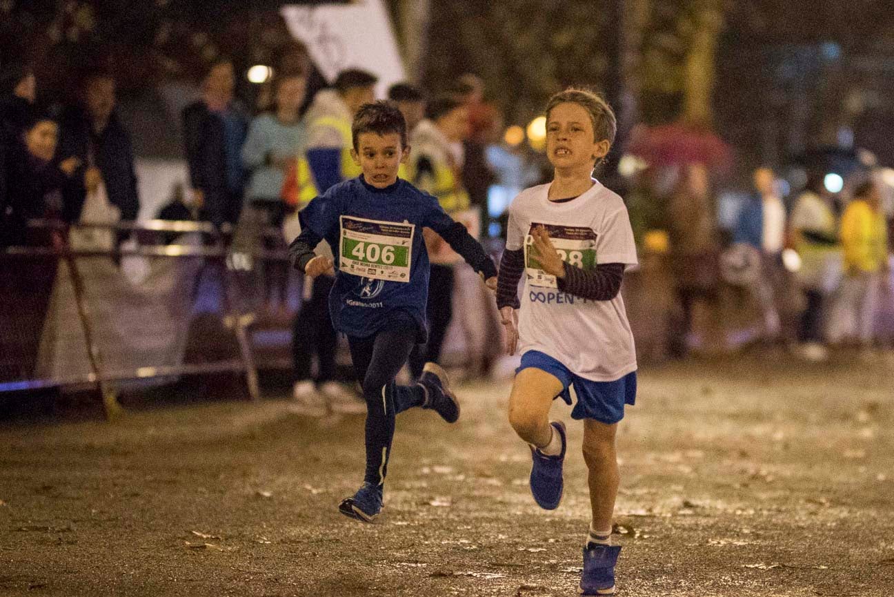 Ni el mal tiempo ni el frío han impedido que decenas de niños hayan partido en las carreras de las distintas categorías de esta tradicional carrera navideña