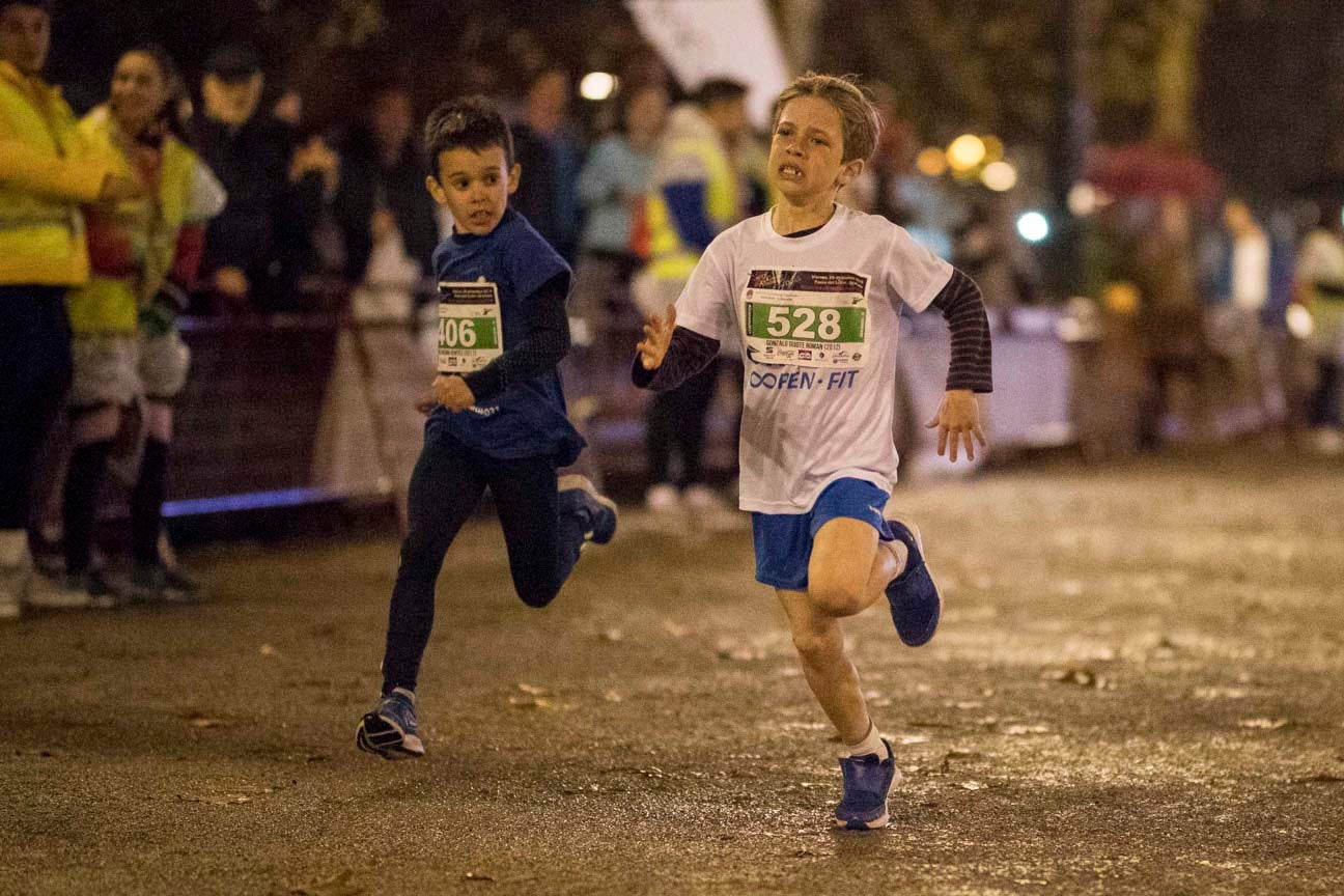 Ni el mal tiempo ni el frío han impedido que decenas de niños hayan partido en las carreras de las distintas categorías de esta tradicional carrera navideña