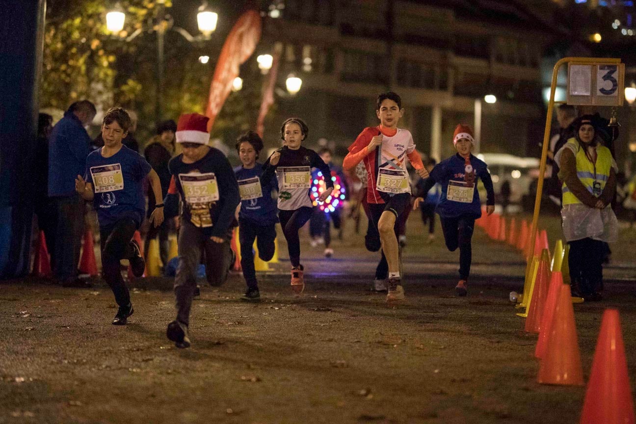 Ni el mal tiempo ni el frío han impedido que decenas de niños hayan partido en las carreras de las distintas categorías de esta tradicional carrera navideña