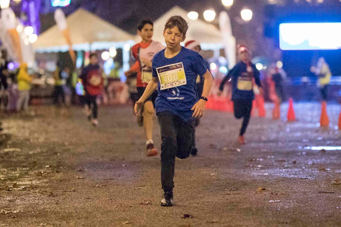 Ni el mal tiempo ni el frío han impedido que decenas de niños hayan partido en las carreras de las distintas categorías de esta tradicional carrera navideña