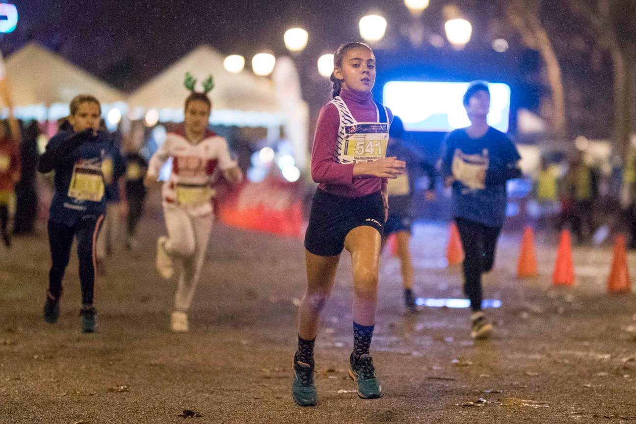 Ni el mal tiempo ni el frío han impedido que decenas de niños hayan partido en las carreras de las distintas categorías de esta tradicional carrera navideña