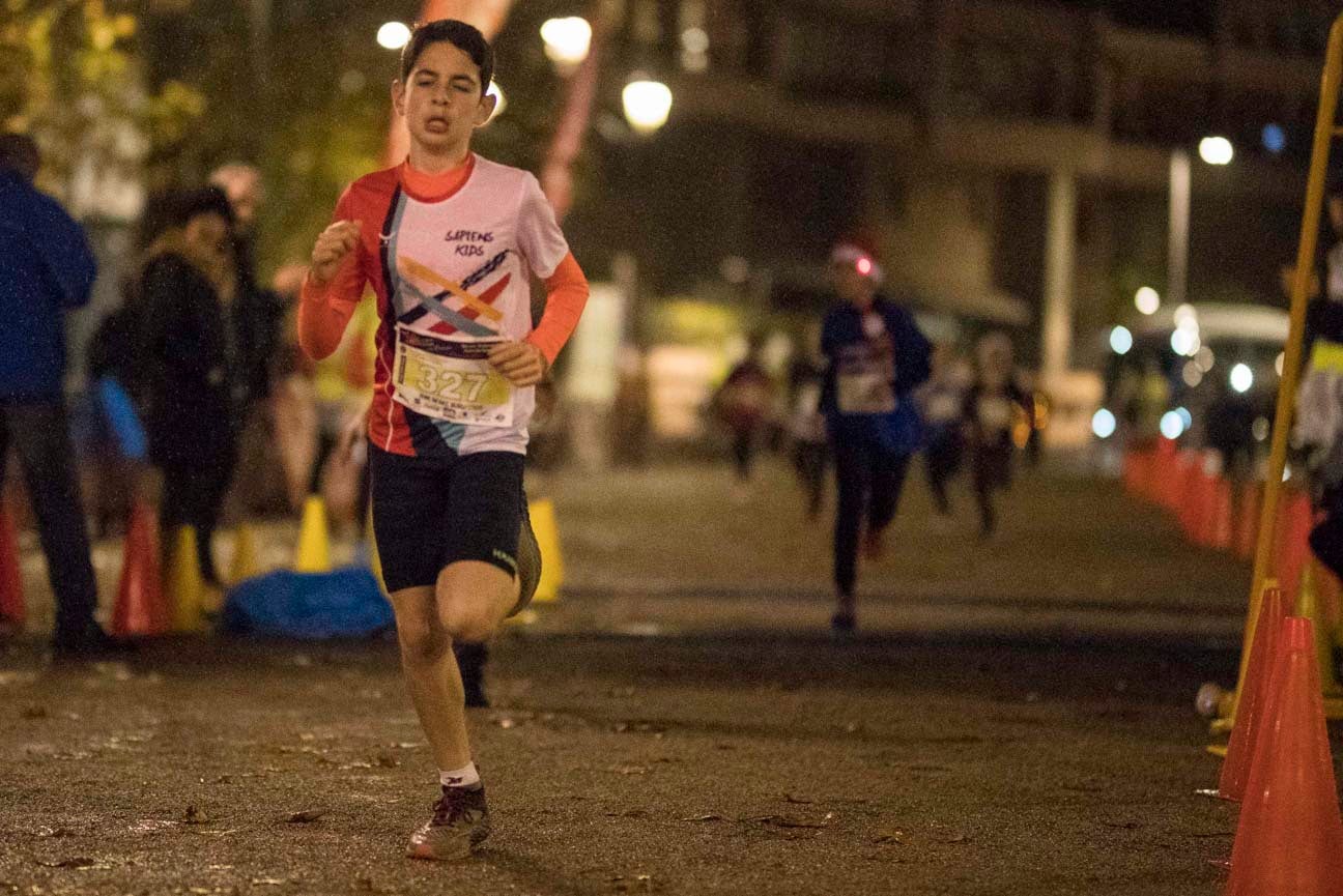 Ni el mal tiempo ni el frío han impedido que decenas de niños hayan partido en las carreras de las distintas categorías de esta tradicional carrera navideña