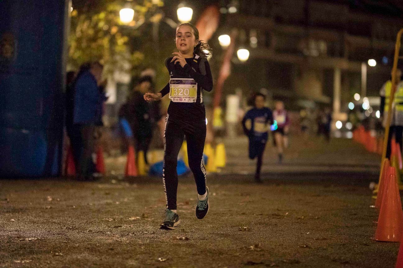 Ni el mal tiempo ni el frío han impedido que decenas de niños hayan partido en las carreras de las distintas categorías de esta tradicional carrera navideña