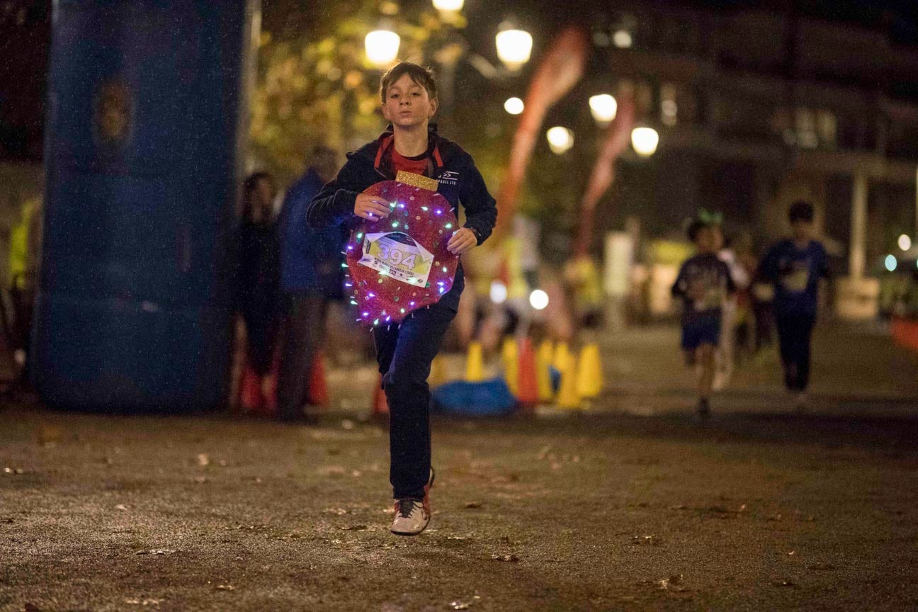 Ni el mal tiempo ni el frío han impedido que decenas de niños hayan partido en las carreras de las distintas categorías de esta tradicional carrera navideña