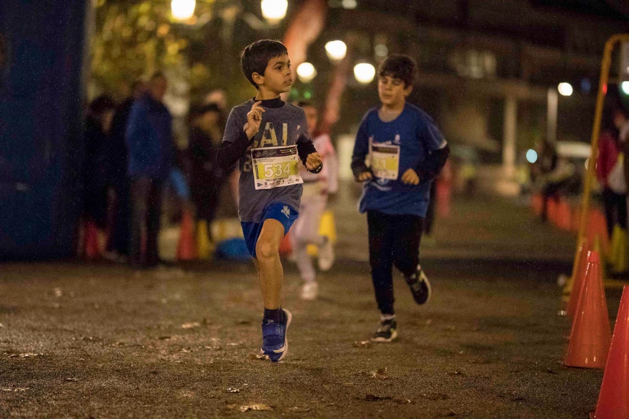 Ni el mal tiempo ni el frío han impedido que decenas de niños hayan partido en las carreras de las distintas categorías de esta tradicional carrera navideña