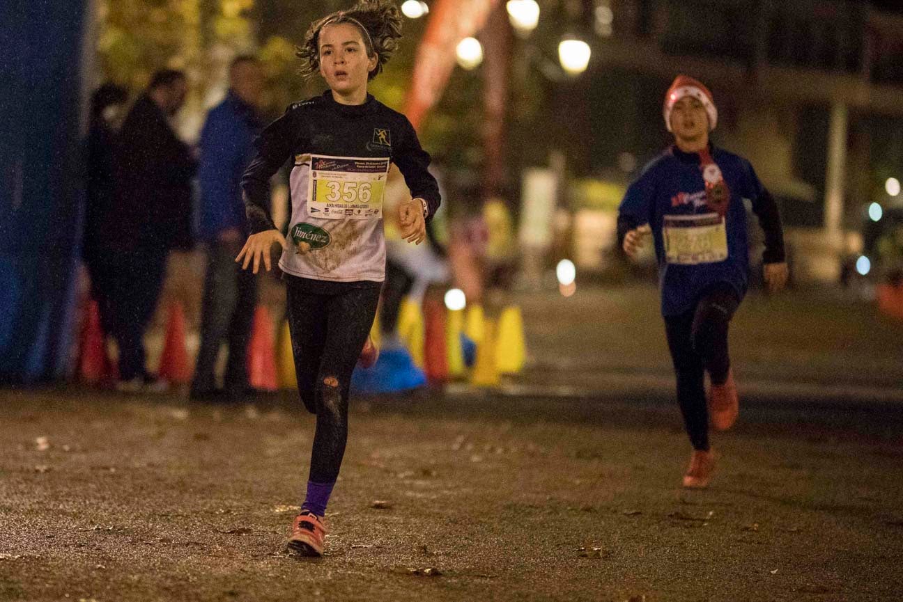 Ni el mal tiempo ni el frío han impedido que decenas de niños hayan partido en las carreras de las distintas categorías de esta tradicional carrera navideña