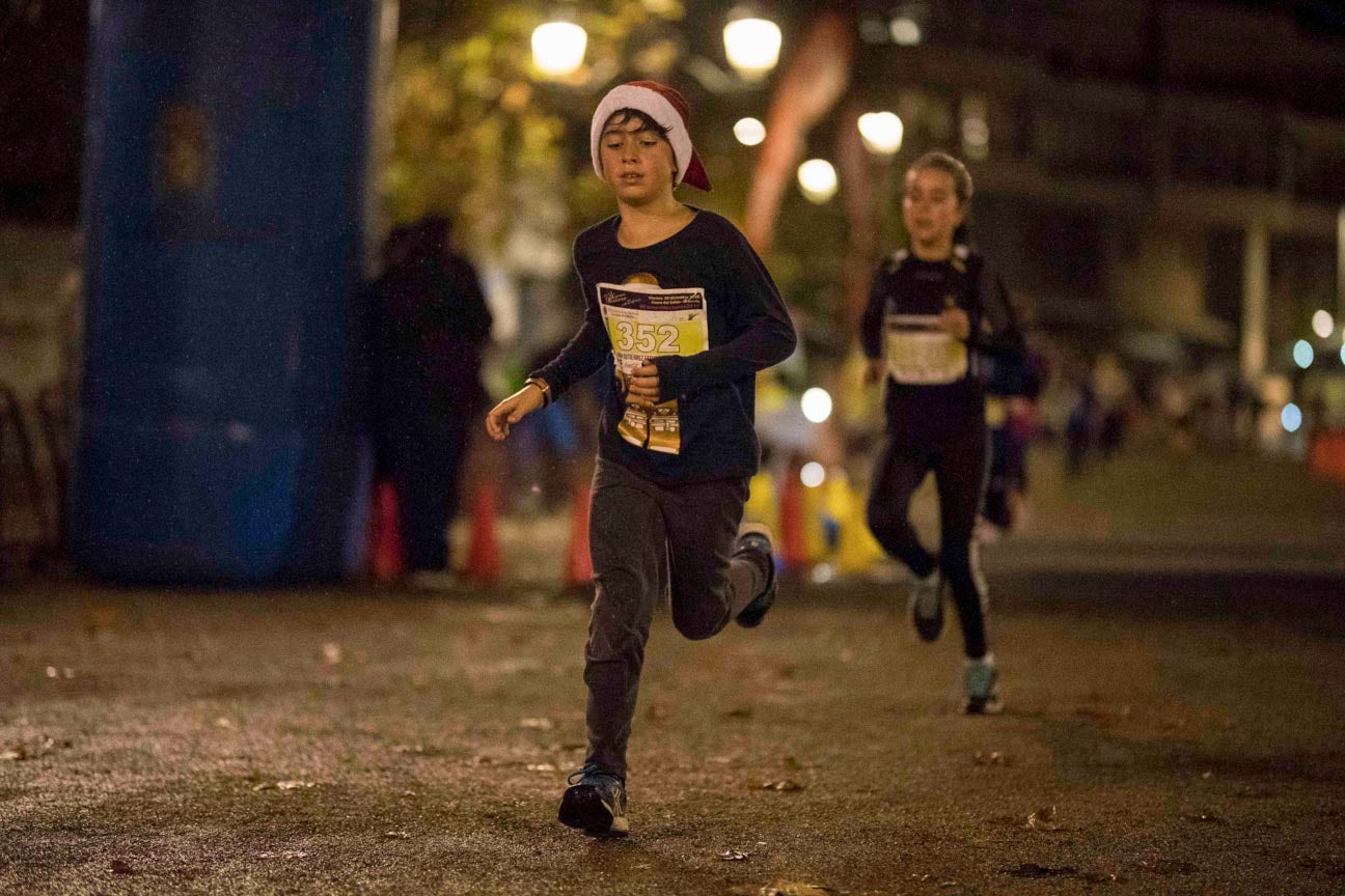 Ni el mal tiempo ni el frío han impedido que decenas de niños hayan partido en las carreras de las distintas categorías de esta tradicional carrera navideña