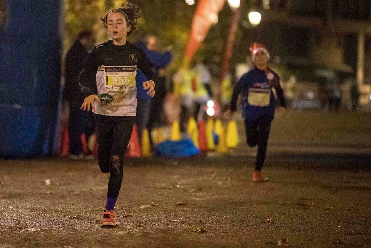 Ni el mal tiempo ni el frío han impedido que decenas de niños hayan partido en las carreras de las distintas categorías de esta tradicional carrera navideña