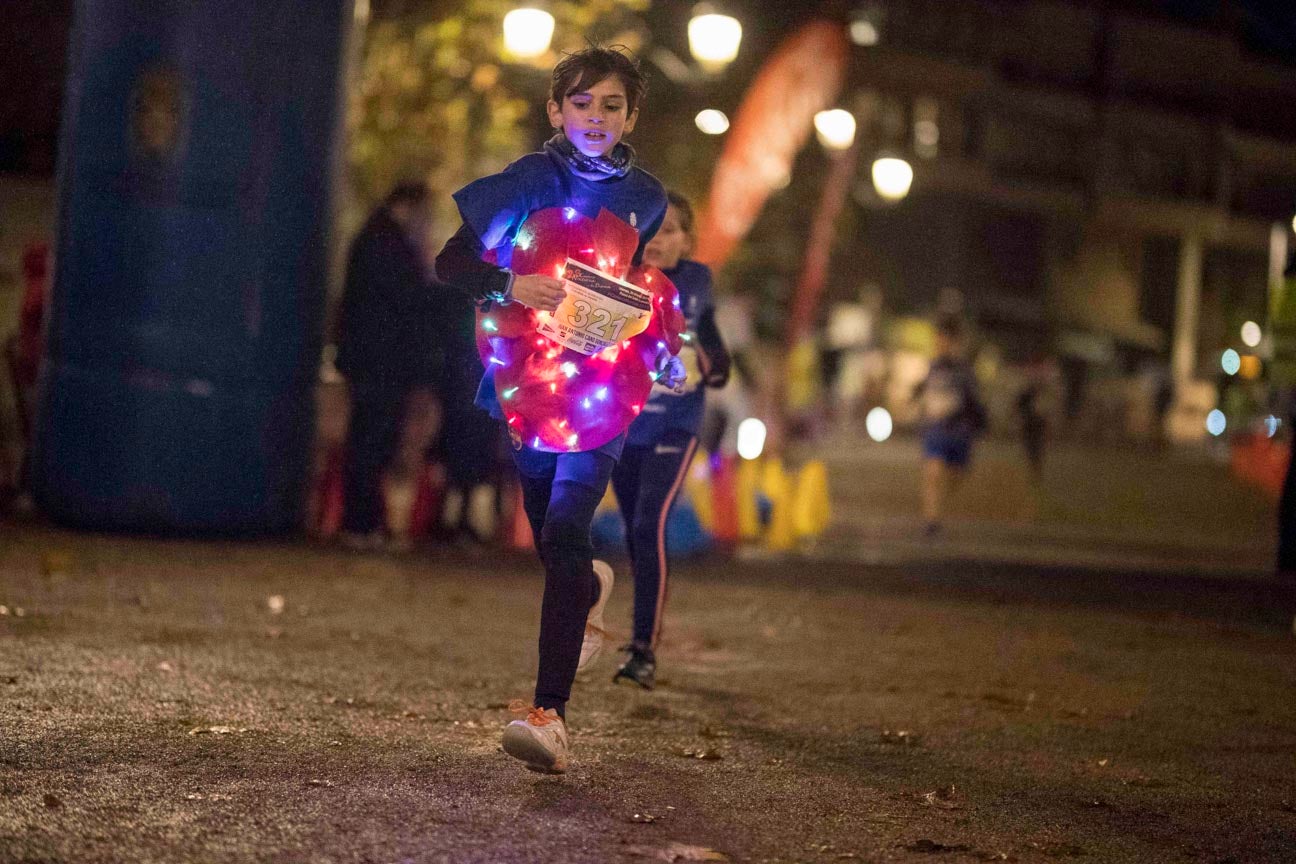 Ni el mal tiempo ni el frío han impedido que decenas de niños hayan partido en las carreras de las distintas categorías de esta tradicional carrera navideña