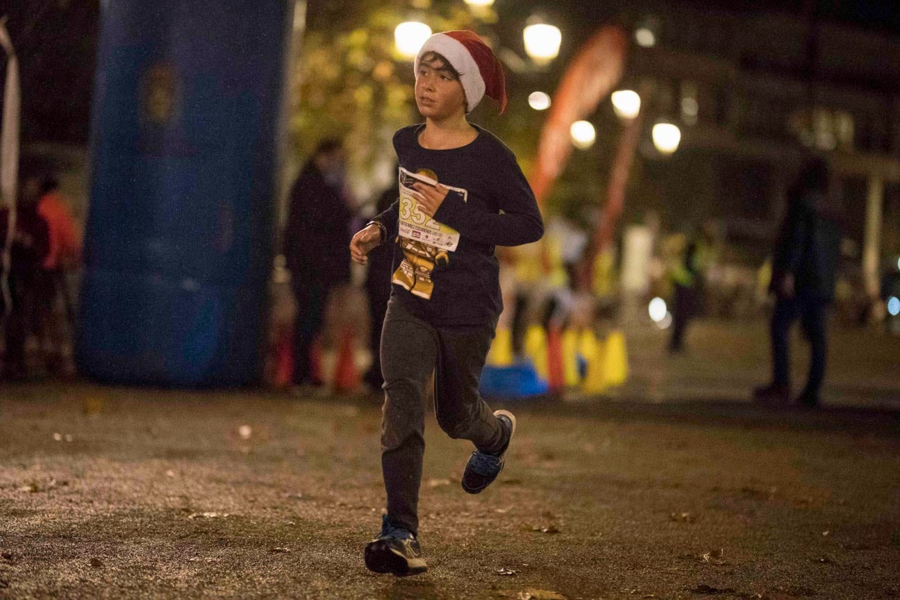 Ni el mal tiempo ni el frío han impedido que decenas de niños hayan partido en las carreras de las distintas categorías de esta tradicional carrera navideña