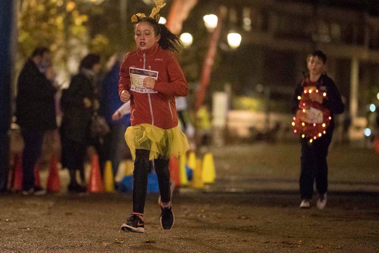 Ni el mal tiempo ni el frío han impedido que decenas de niños hayan partido en las carreras de las distintas categorías de esta tradicional carrera navideña