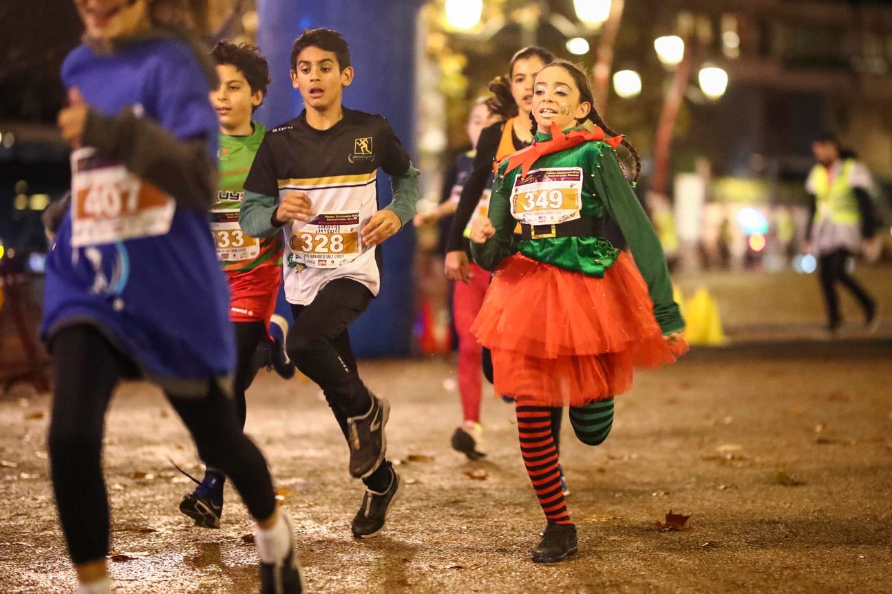 Ni el mal tiempo ni el frío han impedido que decenas de niños hayan partido en las carreras de las distintas categorías de esta tradicional carrera navideña