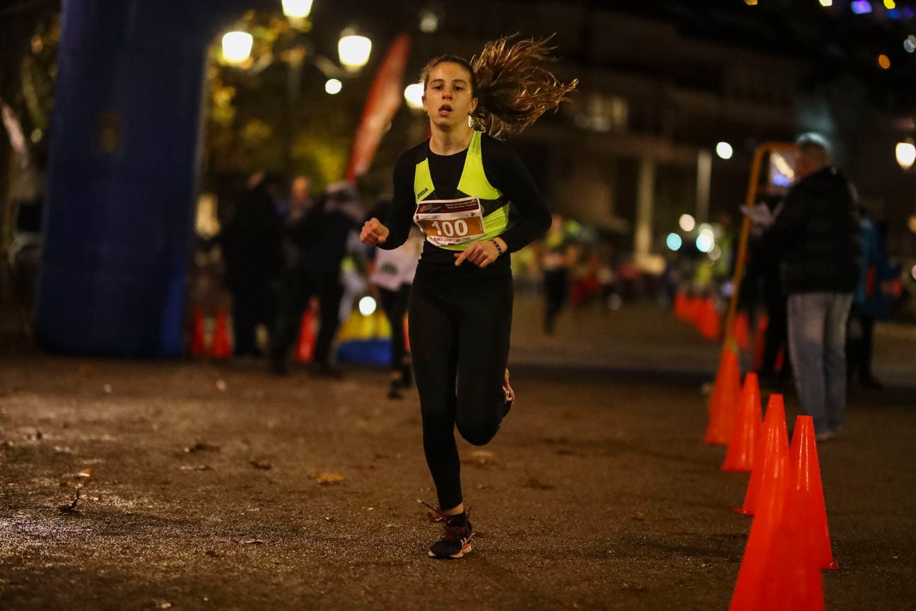 Ni el mal tiempo ni el frío han impedido que decenas de niños hayan partido en las carreras de las distintas categorías de esta tradicional carrera navideña